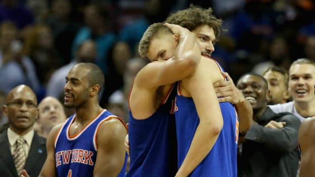knicks-robin-lopez-kirstaps-porzingis.jpg